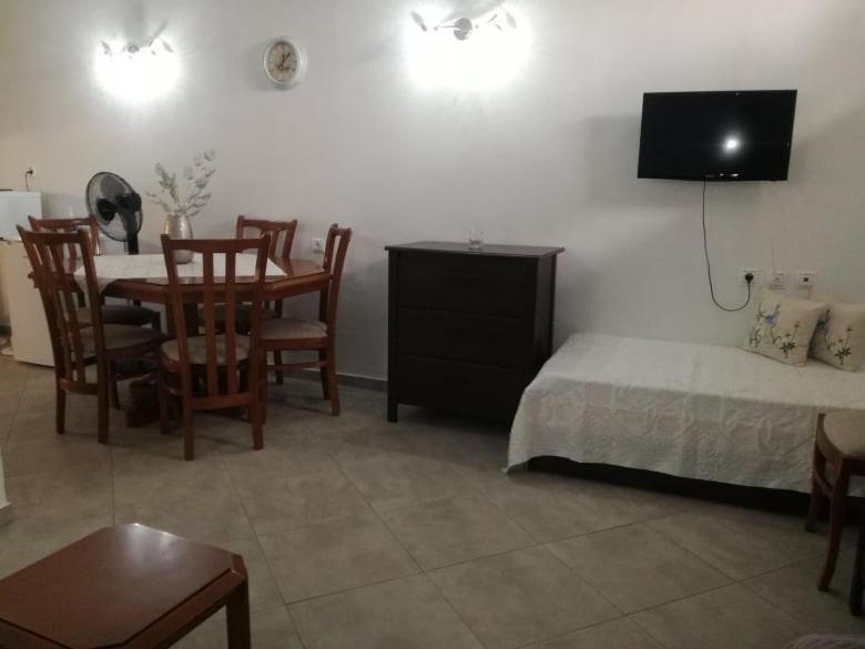 Maria'S Cozy Basement Studio ! Volos Exterior photo
